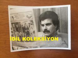 YEŞİLÇAM'IN UNUTULMAZ OYUNCUSU YALÇIN GÜLHAN'IN ORİJİNAL 2'Lİ FOTOĞRAF SETİ - 12 x 9 cm EBADINDA - YALÇIN GÜLHAN ve OYA PERİ ''YANLIŞ NUMARA'' İSİMLİ FOTOROMANDA AYNI KAREDELER, 25 ARALIK 1980