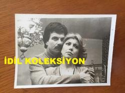 YEŞİLÇAM'IN UNUTULMAZ OYUNCUSU YALÇIN GÜLHAN'IN ORİJİNAL 2'Lİ FOTOĞRAF SETİ - 12 x 9 cm EBADINDA - YALÇIN GÜLHAN ve OYA PERİ ''YANLIŞ NUMARA'' İSİMLİ FOTOROMANDA AYNI KAREDELER, 25 ARALIK 1980