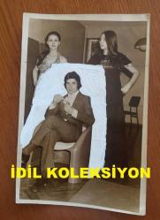 YEŞİLÇAM'IN UNUTULMAZ OYUNCUSU YALÇIN GÜLHAN'IN ORİJİNAL FOTOĞRAF - 18 x 12 cm EBADINDA - YALÇIN GÜLHAN İKİ GENÇ KIZIN ARASINDA OTURURKEN (YALÇIN GÜLHAN'IN ÇEVRESİ BEYAZA BOYALIDIR)