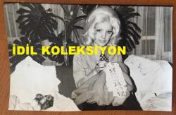 AYLA DİKMEN'İN ORİJİNAL FOTOĞRAFI - 18 x 12 cm EBADINDA - AYLA DİKMEN EVİNDE DİKİŞ YAPARKEN