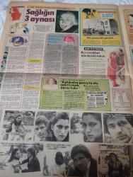 Kelebek Hürriyetin Kadın Okuyucularına Armağanıdır -16 Ağustos 1982-gökkuşağı gibi kadın-ajda pekkan-çingene pembesi tuvalet-neden dedikodu yapıyoruz-kemer belde değil kalçada-sağlığın 3 aynası-dil burun ve kulak memeleri-kahkaha gazıyla diş çektirmek zararlıdır-alev sayın-ferhan tümsoy-ümit acar-nerede o eski Deniz hamamları-bu sporlar doğudan geldi-sebzeli yoğurtlu sufle-bebeğinizin nabzı-aşkı ararken-bu aşk onlara da yeter-cüneyt arkın-derya baykal-münir özkul-erdoğan engin-balinayı öldürmek-atilla içli dört türkü ile ekranda