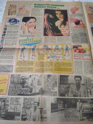 Kelebek Hürriyetin Kadın Okuyucularına Armağanıdır -27 Ocak 1982-monaco sarayının yüzü gülüyor -caroline evlenmeye karar verdi-Kader onları böyle bağladı-kamil başaran-eşini telefon tutu oynayarak buldu-ceza korkusu insana neler yaptırıyor-gönül Alpay çamaşırlarını salonda kurutuyor-ojenizin rengini doğru seçin-hareket canlandırır-seni seviyorum-recep kaymak saç çizgi Selda tosun-arda özkan-nilüfer'e sahne yasak-ölüm bu sesi-ahu tuğba-çevrelerden yapılan panolar duvarları süslüyor-üzümlü kek- milyöf hamuru-karşınızda kıvırcık bilgin-tıp merkezi büyükelçi-ekranda basketbol kıyafeti-bütün çocuklar benim çocuğum-73 yaşında hala çocuklar için koşturuyor-1 yılı hatırlamak-tiyatrocu olmasan davulcu olurdum-şener Şen