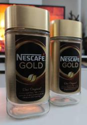 Nescafe Gold Orijinal Granül Kahve 200 gr'lık. 2 Adet Boş Kavanoz. Nestle Deutschland Menşeli. 2012 Üretim. 8x19 cm. Altın Renk Temalı, Kavanoz + Kapak ve Üzerindeki Marka Etiketleri Mükemmel Durumdadır. Koleksiyondan.