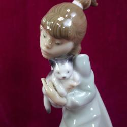 VINTAGE LLADRO HAND MADE IN SPAIN , KUCAĞINDA KEDİSİ KIZ ÇOCUK PORSELEN BİBLO