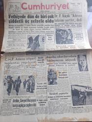 Cumhuriyet Gazetesi - 29 Nisan 1957 -  Fethiye'de Dün De Biri Çok Şiddetli Üç Zelzele Oldu - Doktor Fazıl Küçük Kıbrıs'ın Taksimi Şarttır Dedi Fotoğraf - Başbakan Adnan Menderes Harabe Fethiye'den Yepyeni Bir Kasaba Doğacak Dedi - Amerika Askeri Kuvvetlerin Kısılmamasını İsteyecek - Beşiktaş Ligde Beşinci Oldu Fotoğraf - Kuyrukluyıldız İstanbul Ve İzmir Göklerinde Görüldü - Sanatkar Leyla Gencer Dün Ankara'ya Geldi Fotoğraf - 23 Nisanın Milli Eğitimdeki Yeri - Kırkıncı Oda Yazan Peride Celal Yazı Dizisi - Hukuk Bakımından Şehir Ve İmar İşlerimiz Yazan Ordinaryüs Profesör Doktor Sıddık Sami Onar köşe Yazısı - 2 Jet Uçağımız Suriye Üzerinde Uçmuş - Pazartesi Konuşmaları Yazan Bedri Rahmi Eyüboğlu Köşe Yazısı  - Nuh'un Ankara Makarnası - Galatasaray Mülkiyeliler Birliğine 57 54 Yenildi - Fenerbahçe Mi Kazanacak Galatasaray Mı Yazan Bedri Gürsoy - Milletlerarası İstanbul Voleybol Turnuvası Cuma Günü Başlıyor - Basketbol Hakemi Asım Güngör Evlendi - Krem Pertev - Buğday Bankası