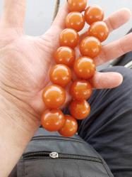 İmamesi yeni,habbeleri 3 cm büyüklüğünde  olup 50 yıllıktır.Habbelerin ikisinde çatlak vardır.Tümüyle orjinal olup imamesi in bir bölümü gümüştür.