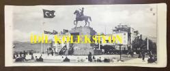 İZMİR ŞEHRİMİZİN ESKİ DÖNEMLERİNDE ÇEKİLMİŞ 5 FARKLI MANZARA FOTOĞRAFI 5 'Lİ SET HALİNDE - DÖNEMİNDEN 2. BASIM, 48 x 19 cm EBADINDA, BÜYÜK BOY - KONAK MEYDANI, GÖZTEPE KOYU, CUMHURİYET MEYDANI ATATÜRK BÜSTÜ, KONAK MEYDANI TARİHİ SAAT KULESİ, KARŞIYAKA SAHİLİ
