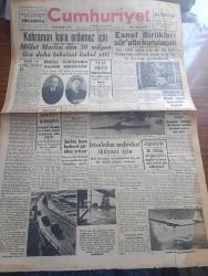 Cumhuriyet Gazetesi - 5 Mayıs 1942 - Eski Ve Yeni Dünya Yazan Yunus Nadi Başmakale - Kahraman Kara Ordumuz İçin Millet Meclisi Dün 30 Milyon Lira Daha Tahsisat Kabul Etti - Millî Müdafaa Vekili Korgeneral Ali Rıza Artunkalla Ve Dahiliye Vekili Faik Öztrak Fotoğraf - Esnaf Birlikleri Süratle Kurulacak - Kutup Denizinde Alman Filosu Bir İngiliz Kruvazörüyle 6 Şilebi Batırdı - Alman Denizaltılarından Bir Filo Fotoğraf - Japonların Bir İddiası Birmanyadaki İngiliz Ve Çin Kıtaları Zehirli Gaz Kullanmışlar -  Romanlarımız Sinekli Bakkal Yazan İsmail Habib - Kadın Ve Şeytan Başrolde Paulette Goddard Ve Bob Hope Lale Sinemasında - Maskeli İfritler Bu Akşam Sümer Sinemasında - Çapkın Kız Melek Sinemasında - Sızı Yazan Mükerrem Kamil Su Yazı Dizisi - Boşuna Öfke Yazan Burhan Felek - Finler Rus Esirlerine Fena Muamele Ediyorlarmış - Filmlerin Gümrük Resmi İndirilecek - Gözen Pudra - Bugünkü Radyo Programı - Kal Sabunları - Kızılay Cemiyeti Oyun Kağıtları