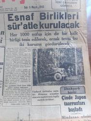 Cumhuriyet Gazetesi - 5 Mayıs 1942 - Eski Ve Yeni Dünya Yazan Yunus Nadi Başmakale - Kahraman Kara Ordumuz İçin Millet Meclisi Dün 30 Milyon Lira Daha Tahsisat Kabul Etti - Millî Müdafaa Vekili Korgeneral Ali Rıza Artunkalla Ve Dahiliye Vekili Faik Öztrak Fotoğraf - Esnaf Birlikleri Süratle Kurulacak - Kutup Denizinde Alman Filosu Bir İngiliz Kruvazörüyle 6 Şilebi Batırdı - Alman Denizaltılarından Bir Filo Fotoğraf - Japonların Bir İddiası Birmanyadaki İngiliz Ve Çin Kıtaları Zehirli Gaz Kullanmışlar -  Romanlarımız Sinekli Bakkal Yazan İsmail Habib - Kadın Ve Şeytan Başrolde Paulette Goddard Ve Bob Hope Lale Sinemasında - Maskeli İfritler Bu Akşam Sümer Sinemasında - Çapkın Kız Melek Sinemasında - Sızı Yazan Mükerrem Kamil Su Yazı Dizisi - Boşuna Öfke Yazan Burhan Felek - Finler Rus Esirlerine Fena Muamele Ediyorlarmış - Filmlerin Gümrük Resmi İndirilecek - Gözen Pudra - Bugünkü Radyo Programı - Kal Sabunları - Kızılay Cemiyeti Oyun Kağıtları