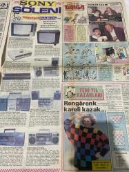 HÜRRİYET KELEBEK GAZETESİ DOĞUM GÜNÜ GAZETESİ - 27 ARALIK 1985 - Gülşen Bubikoğlu-Gülşen Bubikoğlu-Fikret Hakan-Neslihan Acar-Nermin Genceoğlu-Tezeren-Kemal Bey-Perihan Savaş-Tarık Tarcan-Suzan Avcı-Ganez Karyağdı-Aslıhan Atlıer-Eralp Film-Brodoğan Tunas-Tamer Yiğit-Hülya Avşar-Cüneyt Arkın-Nazan Ayas-Memduh Ün-Serdar Cem-Yılmaz Zafer-Nur Sürer-Suna Yıldızoğlu-Nurhan Nur-İlker İnanoğlu-Hayrettin Erden-Ayşer Beşinoğlu-Cemal Dündar-Gönül Tamer Gülşen’den Mozart modası-Büyük dantelyaka-Cepte köstek-Vazgeçemem-Üç Kadın-Acı-Sihirbaz-Spor aşısı-Yemek masasına yerleşme-Saçlarınızı rastgele kurulamayın-Aklınızda bulunsun-Rüyalar içinde-Memoyu korku sardı-Bay Carmeni tanıyalım-Ünlü aşklar-36 yıllık sevgi-Karın ağrıları-Ev kadınının rehberi-Güzellik sahnede başlar-Kaybolan gençlik-Günün adamı-Adile Teyze’den kuzucuklarına-Müziği hissedin Vazgeçemem-Aşk ve Kin-Üç Kadın-Bay Carmen-Kaybolan Gençlik