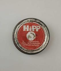 Almanya, Meşhur HİPP Marka Bebek Maması Cam Kavanoz-Vintage Doğal Patinaj Oluşumlu Turuncu-Metalik Renkli Kapağı ve İlk Günkü Gibi, Cam Kavonozu Mükemmel Durumdadadır. 1974. Koleksiyonluk ve Nadirdir. (60×100 mm.)