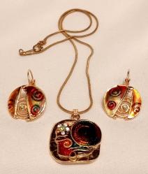 LOT.18 » MİNELİ KOLYE VE KÜPE TAKIM İTHAL ÜRÜN YÜKSEK KONDÜSYONDA KARARMA YAPMAZ