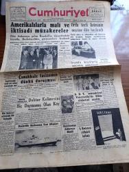 Cumhuriyet Gazetesi - 27  Ağustos 1953 - Amerikalılarla Mali Ve İktisadi Müzakereler - Yeni Amerikan Ankara Büyükelçisi Avra M.  Warren Şerefine Resmi Kabul Fotoğraf - Çanakkale Faciasının Dünkü Duruşması - Doğudan Röportajlar Röportajı Yapan Yaşar Kemal Yazı Dizisi - D.D.T. Mücadelesi Venezuela'da Ölüm Nisbetini Azalttı - İran'da Kızıllarla Mücadele Şiddetlendi - Türkiye İş Bankasının Yıldönümü Kutlandı -  Beyaz Köşkte Oturanlar Yazan Rikkat Köknar Yazı Dizisi - Rusya'da Stalin'in Yakınları Tasfiye Edilmeye Mi Başlandı Yazan Ömer Sami Coşar - Zeynep Kamil Doğum Evinin Temeli Dün Atıldı - Şehir Meclisinin Fevkalade Toplantısı Yazan Burhan Felek - Ses Sanatkarı Necmi Rıza Ahıskan İle Bir Mülakat Röportajı Yapan Şahap Balcıoğlu - Ankara İstanbul Bisiklet Yarışı - Galatasaray Yarın İsrail'e Gidecek - Fenerbahçe Ve Beşiktaş Ankara'ya Gidecek - İstanbul Enternasyonal Tenis Maçları - Günah Yolu Filmi Lüks Sinemasında - Mahkumlar Kervanı Filmi Lale Ve Ar Sinemasında