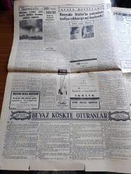 Cumhuriyet Gazetesi - 27  Ağustos 1953 - Amerikalılarla Mali Ve İktisadi Müzakereler - Yeni Amerikan Ankara Büyükelçisi Avra M.  Warren Şerefine Resmi Kabul Fotoğraf - Çanakkale Faciasının Dünkü Duruşması - Doğudan Röportajlar Röportajı Yapan Yaşar Kemal Yazı Dizisi - D.D.T. Mücadelesi Venezuela'da Ölüm Nisbetini Azalttı - İran'da Kızıllarla Mücadele Şiddetlendi - Türkiye İş Bankasının Yıldönümü Kutlandı -  Beyaz Köşkte Oturanlar Yazan Rikkat Köknar Yazı Dizisi - Rusya'da Stalin'in Yakınları Tasfiye Edilmeye Mi Başlandı Yazan Ömer Sami Coşar - Zeynep Kamil Doğum Evinin Temeli Dün Atıldı - Şehir Meclisinin Fevkalade Toplantısı Yazan Burhan Felek - Ses Sanatkarı Necmi Rıza Ahıskan İle Bir Mülakat Röportajı Yapan Şahap Balcıoğlu - Ankara İstanbul Bisiklet Yarışı - Galatasaray Yarın İsrail'e Gidecek - Fenerbahçe Ve Beşiktaş Ankara'ya Gidecek - İstanbul Enternasyonal Tenis Maçları - Günah Yolu Filmi Lüks Sinemasında - Mahkumlar Kervanı Filmi Lale Ve Ar Sinemasında