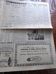 Cumhuriyet Gazetesi - 27  Ağustos 1953 - Amerikalılarla Mali Ve İktisadi Müzakereler - Yeni Amerikan Ankara Büyükelçisi Avra M.  Warren Şerefine Resmi Kabul Fotoğraf - Çanakkale Faciasının Dünkü Duruşması - Doğudan Röportajlar Röportajı Yapan Yaşar Kemal Yazı Dizisi - D.D.T. Mücadelesi Venezuela'da Ölüm Nisbetini Azalttı - İran'da Kızıllarla Mücadele Şiddetlendi - Türkiye İş Bankasının Yıldönümü Kutlandı -  Beyaz Köşkte Oturanlar Yazan Rikkat Köknar Yazı Dizisi - Rusya'da Stalin'in Yakınları Tasfiye Edilmeye Mi Başlandı Yazan Ömer Sami Coşar - Zeynep Kamil Doğum Evinin Temeli Dün Atıldı - Şehir Meclisinin Fevkalade Toplantısı Yazan Burhan Felek - Ses Sanatkarı Necmi Rıza Ahıskan İle Bir Mülakat Röportajı Yapan Şahap Balcıoğlu - Ankara İstanbul Bisiklet Yarışı - Galatasaray Yarın İsrail'e Gidecek - Fenerbahçe Ve Beşiktaş Ankara'ya Gidecek - İstanbul Enternasyonal Tenis Maçları - Günah Yolu Filmi Lüks Sinemasında - Mahkumlar Kervanı Filmi Lale Ve Ar Sinemasında