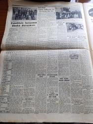 Cumhuriyet Gazetesi - 27  Ağustos 1953 - Amerikalılarla Mali Ve İktisadi Müzakereler - Yeni Amerikan Ankara Büyükelçisi Avra M.  Warren Şerefine Resmi Kabul Fotoğraf - Çanakkale Faciasının Dünkü Duruşması - Doğudan Röportajlar Röportajı Yapan Yaşar Kemal Yazı Dizisi - D.D.T. Mücadelesi Venezuela'da Ölüm Nisbetini Azalttı - İran'da Kızıllarla Mücadele Şiddetlendi - Türkiye İş Bankasının Yıldönümü Kutlandı -  Beyaz Köşkte Oturanlar Yazan Rikkat Köknar Yazı Dizisi - Rusya'da Stalin'in Yakınları Tasfiye Edilmeye Mi Başlandı Yazan Ömer Sami Coşar - Zeynep Kamil Doğum Evinin Temeli Dün Atıldı - Şehir Meclisinin Fevkalade Toplantısı Yazan Burhan Felek - Ses Sanatkarı Necmi Rıza Ahıskan İle Bir Mülakat Röportajı Yapan Şahap Balcıoğlu - Ankara İstanbul Bisiklet Yarışı - Galatasaray Yarın İsrail'e Gidecek - Fenerbahçe Ve Beşiktaş Ankara'ya Gidecek - İstanbul Enternasyonal Tenis Maçları - Günah Yolu Filmi Lüks Sinemasında - Mahkumlar Kervanı Filmi Lale Ve Ar Sinemasında