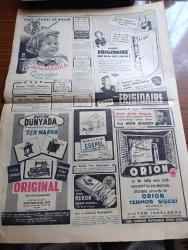 Cumhuriyet Gazetesi - 27  Ağustos 1953 - Amerikalılarla Mali Ve İktisadi Müzakereler - Yeni Amerikan Ankara Büyükelçisi Avra M.  Warren Şerefine Resmi Kabul Fotoğraf - Çanakkale Faciasının Dünkü Duruşması - Doğudan Röportajlar Röportajı Yapan Yaşar Kemal Yazı Dizisi - D.D.T. Mücadelesi Venezuela'da Ölüm Nisbetini Azalttı - İran'da Kızıllarla Mücadele Şiddetlendi - Türkiye İş Bankasının Yıldönümü Kutlandı -  Beyaz Köşkte Oturanlar Yazan Rikkat Köknar Yazı Dizisi - Rusya'da Stalin'in Yakınları Tasfiye Edilmeye Mi Başlandı Yazan Ömer Sami Coşar - Zeynep Kamil Doğum Evinin Temeli Dün Atıldı - Şehir Meclisinin Fevkalade Toplantısı Yazan Burhan Felek - Ses Sanatkarı Necmi Rıza Ahıskan İle Bir Mülakat Röportajı Yapan Şahap Balcıoğlu - Ankara İstanbul Bisiklet Yarışı - Galatasaray Yarın İsrail'e Gidecek - Fenerbahçe Ve Beşiktaş Ankara'ya Gidecek - İstanbul Enternasyonal Tenis Maçları - Günah Yolu Filmi Lüks Sinemasında - Mahkumlar Kervanı Filmi Lale Ve Ar Sinemasında