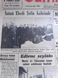 Cumhuriyet Gazetesi - 12 İkinciteşrin (Kasım) 1940 - Her Şey Vatan Müdafaasına Yazan Yunus Nadi Başmakale - İsmet İnönü Atatürk'ün Kabrinde Fotoğraf - Milli Şef İsmet İnönü Dün Tarih Cemiyetinde Dört Saat Meşgul Oldular - Torpilli Motorbot Filoları Tam Yolla Seyrederken Fotoğraf - Molotof Bugün Berlin'de Olacak - Pindos Dağlarından Son Harekatı Gösterir Harita - Rumen Petrol Sahasında Büyük Tahribat - İngiltere'ye Hücum Eden İtalyan Tayyareleri 8 i Düşürüldü - Askerlerimize Yardım Kızılay Hediyelerin Nev'ini Bildirdi - Kalp Paralara Dikkat - Fransa'ya Ne Oldu Yazan Gordon Waterfield Yazı Dizisi - Alman Ablukası Neden Muvaffak Olamıyor - Milli Emlaktaki Suistimal - Servetifünun Uyanış Mecmuasında Porta Şiirine Müstehcen Neşriyat Davası - Pindos Zaferi Yazan Ömer Rıza Doğrul - Leyla İle Mecnun Filmi İpek Sinemasında - Kadın Parmağı Bu Perşembe Akşamı Lale - Paris Delilikleri Bu Akşam Sümer Sinemasında - Ne Çıkar Yazan Burhan Felek Köşe Yazısı - Berlin Türk Kulübünde Atatürk Anması