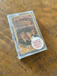 ŞANS KAPIYI KIRINCA - FİLM MÜZİKLERİ - FERHAN ŞENSOY / ASUMAN DABAK - SOUNDTRACK ALBUM - KASET (JELATİNİNDE)