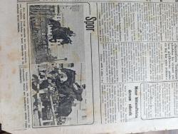 Cumhuriyet Gazetesi - 18 İkinciteşrin (Kasım) 1940 - Harp İktisadiyatı Yazan Yunus Nadi Başmakale - Arnavutluk Topraklarına İntikal Eden Son Muharebe Vaziyeti Harita - Kahraman Mehmetçiğe Kışlık Hediye - Edebi Şef Atatürk'ün Huzurunda Fotoğrafı - İngiltere'nin Taarruz Ordusu Asker Sayısı 5 Milyonu Buluyor - Rusya'da Alman Askeri Fabrikaları İnşası Kararlaşmış - Yugoslavyada Hükümet Faşist Fırkasına Feshetti -  İtalya Akdeniz'de Şimdiden Harbi Kaybetti - Dün Sipahi Ocağı Sahasında Atlı Mania Müsabakalarına Başlanmış Fotoğraf - Fransa'ya Ne Oldu Yazan Gordon Waterfield Yazı Dizisi - Başa Çıkan Ayakkabı Yazan Salahaddin Güngör - Milli Müdafaa Vekili Saffet Arıkan İstanbul'da - Fenerbahçe Beyoğluspor'u Yendi - Galatasaray Vefa İle Berabere Kaldı - Leyla ile Mecnun Bu Çarşamba Alemdar Sinemalarında - Herkesin Bir Emeli Yazan Burhan Felek Köşe Yazısı - Ali Muhiddin Hacı Bekir - Bugünkü Radyo Programı - Merhametten Maraz Yazan Stefan Zweig Yazı Dizisi - Şehir Tiyatrosu Komedi Kısmında Dadı