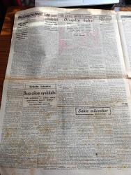 Cumhuriyet Gazetesi - 18 İkinciteşrin (Kasım) 1940 - Harp İktisadiyatı Yazan Yunus Nadi Başmakale - Arnavutluk Topraklarına İntikal Eden Son Muharebe Vaziyeti Harita - Kahraman Mehmetçiğe Kışlık Hediye - Edebi Şef Atatürk'ün Huzurunda Fotoğrafı - İngiltere'nin Taarruz Ordusu Asker Sayısı 5 Milyonu Buluyor - Rusya'da Alman Askeri Fabrikaları İnşası Kararlaşmış - Yugoslavyada Hükümet Faşist Fırkasına Feshetti -  İtalya Akdeniz'de Şimdiden Harbi Kaybetti - Dün Sipahi Ocağı Sahasında Atlı Mania Müsabakalarına Başlanmış Fotoğraf - Fransa'ya Ne Oldu Yazan Gordon Waterfield Yazı Dizisi - Başa Çıkan Ayakkabı Yazan Salahaddin Güngör - Milli Müdafaa Vekili Saffet Arıkan İstanbul'da - Fenerbahçe Beyoğluspor'u Yendi - Galatasaray Vefa İle Berabere Kaldı - Leyla ile Mecnun Bu Çarşamba Alemdar Sinemalarında - Herkesin Bir Emeli Yazan Burhan Felek Köşe Yazısı - Ali Muhiddin Hacı Bekir - Bugünkü Radyo Programı - Merhametten Maraz Yazan Stefan Zweig Yazı Dizisi - Şehir Tiyatrosu Komedi Kısmında Dadı