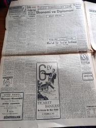 Cumhuriyet Gazetesi - 7 Temmuz 1952 - Amerika Seçimlerinde Çok Mühim Bir Gün - General Eisenhower Bir Seçim Nutku Söylerken Fotoğraf - Belgrad Ankara Ve Atina'ya Yaklaşıyor - Güreş Federasyonu Reisi Sadullah Çiftçioğlu Helsinki'ye Gitmeyecek - Eski Muhariblerin Dünkü Toplantıları - Savcılık Tarafından 4 Firma Hakkında Dava Açıldı - General De Gaulle'ün Partisinde İsyan Çıktı - Şişli Beyazıt Arasında Tünel - Amerika'da Seçimleri Kim Kazanacak Yazan John Gunther Yazı Dizisi - Mesut Bir Sanat Hadisesi Yazan İsmail Habib Sevük - Ruh Gurbetinde Yazan Kerime Nadir Yazı Dizisi - İran'da Musaddık Yeniden Başbakan Oluyor - Cemiyet Tepkisi Azaldı Yazan Burhan Felek Köşe Yazısı - Dünya Tenis Şampiyonluğu - Fenerbahçe Genç Takımlar Yetiştirecek - Koşucu Emil Zatopek Olimpiyatlara Katılıyor - Galata Gençlik Kulübünün Senelik Kongresi - İstanbul Ankara Radyosu Programı - Mücevherlerle İşlenmiş Taçlar Fotoğraf - Nevrol Cemal - Jockey Şemsiye - Zümrüt Yalova Kaplıcaları - Servel Buzdolabı