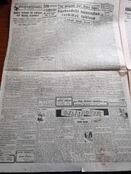 Cumhuriyet Gazetesi - 5 Ocak 1949 - Sarığa Hasret Yazan Nadir Nadi Başmakale - Yol Vergisi Tasarısı Dün Son Şeklini Aldı - Bazı Tekel Maddelerinde Zam Asılsız - Celal Bayar'ın Adana'nın Kurtuluş Bayramı'nda Konuşması - Yunanistan'da Markos Komünistler Tarafından İdam Edilmiş - Kurşuna Dizilen 33 Vatandaş - Filistin Uzlaştırma Komisyonu Hüseyin Cahit Yalçın Komisyon Üyeliğine Seçildi - Ahmet Tahtakılıça Mecliste Verilen Ceza - Bugünkü Bulgaristan'ın İç Yüzü Yazan Stefan Minçef Sarbakof Yazı Dizisi - Süveyş Kanalı Tehlikede Mi Yazan Ömer Rıza Doğrul - Türkiye'de Çocuk Suçları - Dışarıdaki Türkler Yazan Burhan Felek Köşe Yazısı - Efe Aşkı Pangaltı Akın Sinemasında - Walt Disney Renkli Besteler Yıldız Sinemasında - Kurban Kraliçe Filmi İnci Sinemasında - Milli Piyangocu Tekkollu Cemal - Müzeyyen Senar Işıl Turkuaz Aile Salonunda - Bugünkü Radyo Programı - İstanbul Belediyesi Şehir Tiyatroları Dram Kısmında Ruyblas Komedi Kısmında Paydos Oyunu - Zetor Dizel Traktörleri