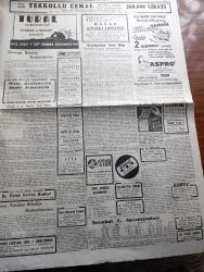 Cumhuriyet Gazetesi - 5 Ocak 1949 - Sarığa Hasret Yazan Nadir Nadi Başmakale - Yol Vergisi Tasarısı Dün Son Şeklini Aldı - Bazı Tekel Maddelerinde Zam Asılsız - Celal Bayar'ın Adana'nın Kurtuluş Bayramı'nda Konuşması - Yunanistan'da Markos Komünistler Tarafından İdam Edilmiş - Kurşuna Dizilen 33 Vatandaş - Filistin Uzlaştırma Komisyonu Hüseyin Cahit Yalçın Komisyon Üyeliğine Seçildi - Ahmet Tahtakılıça Mecliste Verilen Ceza - Bugünkü Bulgaristan'ın İç Yüzü Yazan Stefan Minçef Sarbakof Yazı Dizisi - Süveyş Kanalı Tehlikede Mi Yazan Ömer Rıza Doğrul - Türkiye'de Çocuk Suçları - Dışarıdaki Türkler Yazan Burhan Felek Köşe Yazısı - Efe Aşkı Pangaltı Akın Sinemasında - Walt Disney Renkli Besteler Yıldız Sinemasında - Kurban Kraliçe Filmi İnci Sinemasında - Milli Piyangocu Tekkollu Cemal - Müzeyyen Senar Işıl Turkuaz Aile Salonunda - Bugünkü Radyo Programı - İstanbul Belediyesi Şehir Tiyatroları Dram Kısmında Ruyblas Komedi Kısmında Paydos Oyunu - Zetor Dizel Traktörleri