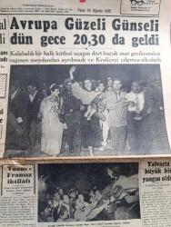 Cumhuriyet Gazetesi - 24 Ağustos 1952 - Avrupa Güzeli Günseli Başar Dün Gece 20,30 da Geldi Fotoğraf - Avrupa Güzellik Kraliçesi Günseli Başar Alkış Sesleri Arasında Uçaktan İnerken Fotoğraf - Celal Bayar Ve Adnan Menderes Bugün Geliyorlar - İran'da Yirmi General Ordudan Taredildi - Yunan Kraliçesi Majeste Frederika Edirne'de Fotoğraf - Günseli Başar Fransa Güzeli ve Yunan Güzeli Romada Taç Giydiği Gece Fotoğraf - Japonlarla Dün Yapılan Atletizm Karşılaşması - Nuh'un Gemisi Peşinde Yazan Yaşar Kemal Yazı Dizisi - Siemens Telefonları - Doktorların Radyoda Şarkı Söylemesi Tenkid Edildi - Ruh Gurbetinde Yazan Kerime Nadir Yazı Dizisi - Köylü Partisinin İlk Kongresi 26 Ekim'de - Tahsin Demiray - Hamiyet Yüceses Şadan Adanalı Ve İsmail Dümbüllü Beşiktaş Bahçesinde - Artık Konuşuyorum Yazan Burhan Felek Köşe Yazısı - İstanbul Enternasyonal Tenis Turnuvası - Onuncu Santraç Olimpiyatı - Hamiyet Yüceses Hacer Buluş Saime Sinan Mefharet Yıldırım Cağaloğlu Çiftesaraylar Bahçesinde