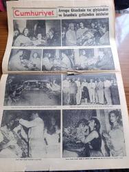 Cumhuriyet Gazetesi - 24 Ağustos 1952 - Avrupa Güzeli Günseli Başar Dün Gece 20,30 da Geldi Fotoğraf - Avrupa Güzellik Kraliçesi Günseli Başar Alkış Sesleri Arasında Uçaktan İnerken Fotoğraf - Celal Bayar Ve Adnan Menderes Bugün Geliyorlar - İran'da Yirmi General Ordudan Taredildi - Yunan Kraliçesi Majeste Frederika Edirne'de Fotoğraf - Günseli Başar Fransa Güzeli ve Yunan Güzeli Romada Taç Giydiği Gece Fotoğraf - Japonlarla Dün Yapılan Atletizm Karşılaşması - Nuh'un Gemisi Peşinde Yazan Yaşar Kemal Yazı Dizisi - Siemens Telefonları - Doktorların Radyoda Şarkı Söylemesi Tenkid Edildi - Ruh Gurbetinde Yazan Kerime Nadir Yazı Dizisi - Köylü Partisinin İlk Kongresi 26 Ekim'de - Tahsin Demiray - Hamiyet Yüceses Şadan Adanalı Ve İsmail Dümbüllü Beşiktaş Bahçesinde - Artık Konuşuyorum Yazan Burhan Felek Köşe Yazısı - İstanbul Enternasyonal Tenis Turnuvası - Onuncu Santraç Olimpiyatı - Hamiyet Yüceses Hacer Buluş Saime Sinan Mefharet Yıldırım Cağaloğlu Çiftesaraylar Bahçesinde
