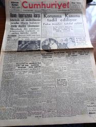 Cumhuriyet Gazetesi - 20 İkinciteşrin (Kasım) 1940 - Mussolini'nin Nutku Yazan Nadir Nadi Başmakale - Hava Taarruzuna Karşı Şehirlerde Işık Söndürülmesine Yarından İtibaren Başlanıyor - Koruma Kanunu Tadil Ediliyor - İtalya Hükümeti Yugoslavyaya Tarziye Verdi  - Mussolini'nin Nutku Çok Fena Karşılandı - Amerika'da Nazi Teşkilatına Karşı Tedbirler - Bulgar Kralı Da Hitler Gizlice Bir Mülakat Yaptı - Görice Harbi Hala Bir Netice Vermedi - Hitler Kral Boris'in Ciano İle Suner'in Eski Mülakatlarından Fotoğraf - Fransa'ya Ne Oldu Yazan Gordon Waterfield Yazı işleri - Bir İngiliz Avcısı Fotoğraf - Bir Aşkın Hikayesi Yazan Mahmut Yesari Yazı Dizisi - Maskeli 12 Lee Alkazar Sinemasında - Büyük Aşk Turan Ve Azak Sinemasında - Yıldız Sultan Filmi Taksim Sinemasında - Leyla İle Mecnun Filmi Milli Ve Alemdar Sinemalarında - Ciğer Yazan Burhan Felek Köşe Yazısı - Pürgolin Gazozlu Müshil Limonatası - Odeon Yeni Çıkan Lüks Plaklar Küçük Melahat - Bugünkü Radyo  - Merhametten Maraz Yazan Stefan Zweig