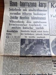 Cumhuriyet Gazetesi - 20 İkinciteşrin (Kasım) 1940 - Mussolini'nin Nutku Yazan Nadir Nadi Başmakale - Hava Taarruzuna Karşı Şehirlerde Işık Söndürülmesine Yarından İtibaren Başlanıyor - Koruma Kanunu Tadil Ediliyor - İtalya Hükümeti Yugoslavyaya Tarziye Verdi  - Mussolini'nin Nutku Çok Fena Karşılandı - Amerika'da Nazi Teşkilatına Karşı Tedbirler - Bulgar Kralı Da Hitler Gizlice Bir Mülakat Yaptı - Görice Harbi Hala Bir Netice Vermedi - Hitler Kral Boris'in Ciano İle Suner'in Eski Mülakatlarından Fotoğraf - Fransa'ya Ne Oldu Yazan Gordon Waterfield Yazı işleri - Bir İngiliz Avcısı Fotoğraf - Bir Aşkın Hikayesi Yazan Mahmut Yesari Yazı Dizisi - Maskeli 12 Lee Alkazar Sinemasında - Büyük Aşk Turan Ve Azak Sinemasında - Yıldız Sultan Filmi Taksim Sinemasında - Leyla İle Mecnun Filmi Milli Ve Alemdar Sinemalarında - Ciğer Yazan Burhan Felek Köşe Yazısı - Pürgolin Gazozlu Müshil Limonatası - Odeon Yeni Çıkan Lüks Plaklar Küçük Melahat - Bugünkü Radyo  - Merhametten Maraz Yazan Stefan Zweig