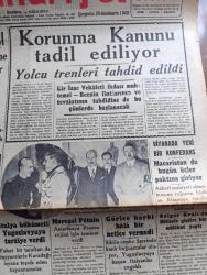 Cumhuriyet Gazetesi - 20 İkinciteşrin (Kasım) 1940 - Mussolini'nin Nutku Yazan Nadir Nadi Başmakale - Hava Taarruzuna Karşı Şehirlerde Işık Söndürülmesine Yarından İtibaren Başlanıyor - Koruma Kanunu Tadil Ediliyor - İtalya Hükümeti Yugoslavyaya Tarziye Verdi  - Mussolini'nin Nutku Çok Fena Karşılandı - Amerika'da Nazi Teşkilatına Karşı Tedbirler - Bulgar Kralı Da Hitler Gizlice Bir Mülakat Yaptı - Görice Harbi Hala Bir Netice Vermedi - Hitler Kral Boris'in Ciano İle Suner'in Eski Mülakatlarından Fotoğraf - Fransa'ya Ne Oldu Yazan Gordon Waterfield Yazı işleri - Bir İngiliz Avcısı Fotoğraf - Bir Aşkın Hikayesi Yazan Mahmut Yesari Yazı Dizisi - Maskeli 12 Lee Alkazar Sinemasında - Büyük Aşk Turan Ve Azak Sinemasında - Yıldız Sultan Filmi Taksim Sinemasında - Leyla İle Mecnun Filmi Milli Ve Alemdar Sinemalarında - Ciğer Yazan Burhan Felek Köşe Yazısı - Pürgolin Gazozlu Müshil Limonatası - Odeon Yeni Çıkan Lüks Plaklar Küçük Melahat - Bugünkü Radyo  - Merhametten Maraz Yazan Stefan Zweig