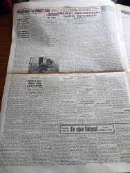 Cumhuriyet Gazetesi - 20 İkinciteşrin (Kasım) 1940 - Mussolini'nin Nutku Yazan Nadir Nadi Başmakale - Hava Taarruzuna Karşı Şehirlerde Işık Söndürülmesine Yarından İtibaren Başlanıyor - Koruma Kanunu Tadil Ediliyor - İtalya Hükümeti Yugoslavyaya Tarziye Verdi  - Mussolini'nin Nutku Çok Fena Karşılandı - Amerika'da Nazi Teşkilatına Karşı Tedbirler - Bulgar Kralı Da Hitler Gizlice Bir Mülakat Yaptı - Görice Harbi Hala Bir Netice Vermedi - Hitler Kral Boris'in Ciano İle Suner'in Eski Mülakatlarından Fotoğraf - Fransa'ya Ne Oldu Yazan Gordon Waterfield Yazı işleri - Bir İngiliz Avcısı Fotoğraf - Bir Aşkın Hikayesi Yazan Mahmut Yesari Yazı Dizisi - Maskeli 12 Lee Alkazar Sinemasında - Büyük Aşk Turan Ve Azak Sinemasında - Yıldız Sultan Filmi Taksim Sinemasında - Leyla İle Mecnun Filmi Milli Ve Alemdar Sinemalarında - Ciğer Yazan Burhan Felek Köşe Yazısı - Pürgolin Gazozlu Müshil Limonatası - Odeon Yeni Çıkan Lüks Plaklar Küçük Melahat - Bugünkü Radyo  - Merhametten Maraz Yazan Stefan Zweig