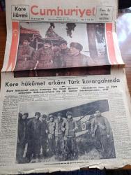 Cumhuriyet Kore Gazetesi - 31 Aralık 1950 - Kore Hükümet Erkanı Türk Karargahında - Kunuri Muharebelerinde Çemberi Yaran Kıtalarımızın Kahraman Komutanlarından Birkaçı Fotoğraf - Kore'de Yol Kenarında Mecburi İniş Yapan Topçu Keşif Tayyaremiz Fotoğraf - Kore'den Türkiye'dekilere Mektuplar - Türkiye'den  Koredekilere Mektuplar - Arslan Mehmetçikler Yeni Cepheye Hareketleri Sabahında Çadırlarının Önünde Fotoğraf - General Tahsin Yazıcı Ve Kurmay Yarbay Salahaddin Tokay Cephede Cumhuriyet Okuyorlar Foto - Kore Şehit Ve Gazilerine Şiir Yazan Tahir Nadi - Ey Şehit Şiir Yazan Sabahat Etlioğlu - Kore'de Mehmetçiğe Selam Yazan Sedat Çetintaş - Tokyo'da Hastane Bahçesinde Fotoğraf - Bir Şehit Anası Söylüyor  Şiir Yazan Tarık Orhan - Kore'den Gelen Son Resimler- Yurda Dönen Yaralılarımızdan Muharrem Karabayır Fotoğraf - Askeri Polis Vazifesi Gören Mehmetçikler Fotoğraf