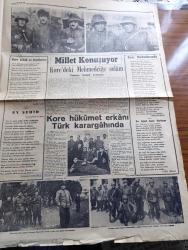 Cumhuriyet Kore Gazetesi - 31 Aralık 1950 - Kore Hükümet Erkanı Türk Karargahında - Kunuri Muharebelerinde Çemberi Yaran Kıtalarımızın Kahraman Komutanlarından Birkaçı Fotoğraf - Kore'de Yol Kenarında Mecburi İniş Yapan Topçu Keşif Tayyaremiz Fotoğraf - Kore'den Türkiye'dekilere Mektuplar - Türkiye'den  Koredekilere Mektuplar - Arslan Mehmetçikler Yeni Cepheye Hareketleri Sabahında Çadırlarının Önünde Fotoğraf - General Tahsin Yazıcı Ve Kurmay Yarbay Salahaddin Tokay Cephede Cumhuriyet Okuyorlar Foto - Kore Şehit Ve Gazilerine Şiir Yazan Tahir Nadi - Ey Şehit Şiir Yazan Sabahat Etlioğlu - Kore'de Mehmetçiğe Selam Yazan Sedat Çetintaş - Tokyo'da Hastane Bahçesinde Fotoğraf - Bir Şehit Anası Söylüyor  Şiir Yazan Tarık Orhan - Kore'den Gelen Son Resimler- Yurda Dönen Yaralılarımızdan Muharrem Karabayır Fotoğraf - Askeri Polis Vazifesi Gören Mehmetçikler Fotoğraf