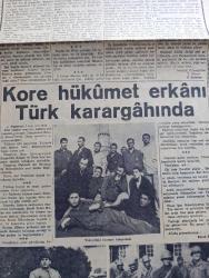 Cumhuriyet Kore Gazetesi - 31 Aralık 1950 - Kore Hükümet Erkanı Türk Karargahında - Kunuri Muharebelerinde Çemberi Yaran Kıtalarımızın Kahraman Komutanlarından Birkaçı Fotoğraf - Kore'de Yol Kenarında Mecburi İniş Yapan Topçu Keşif Tayyaremiz Fotoğraf - Kore'den Türkiye'dekilere Mektuplar - Türkiye'den  Koredekilere Mektuplar - Arslan Mehmetçikler Yeni Cepheye Hareketleri Sabahında Çadırlarının Önünde Fotoğraf - General Tahsin Yazıcı Ve Kurmay Yarbay Salahaddin Tokay Cephede Cumhuriyet Okuyorlar Foto - Kore Şehit Ve Gazilerine Şiir Yazan Tahir Nadi - Ey Şehit Şiir Yazan Sabahat Etlioğlu - Kore'de Mehmetçiğe Selam Yazan Sedat Çetintaş - Tokyo'da Hastane Bahçesinde Fotoğraf - Bir Şehit Anası Söylüyor  Şiir Yazan Tarık Orhan - Kore'den Gelen Son Resimler- Yurda Dönen Yaralılarımızdan Muharrem Karabayır Fotoğraf - Askeri Polis Vazifesi Gören Mehmetçikler Fotoğraf