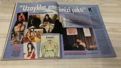 TEMPO HAFTALIK HABER DERGİSİ - SAYI:4 - 24 OCAK 1996  -  SABANCI CENTER SUİKASTI ÜZERİNE DOĞU ERGİL “TERÖR ARTACAK” ANALİZİ - PKK, SİVAS VE KÜRT-ALEVİ GERİLİMİNE DOKUNAN ZEKİ COŞKUN’LA RÖPORTAJ - KÖYLERİN BOŞALTILMASI, SİLAHLANAN KÖYLÜLER VE KORUCULUK MODELİ SİVAS’A UYGULANMAYA BAŞLIYOR - METİN KARADENİZ’DEN CHP GÖZÜYLE YORUM: ‘SIK OLMASA DA EYLEM VAR, PKK MI BELİRSİZ’ - 1996’DA AŞK VE ERKEK-KADIN ROLLERİNE DAİR YENİ KADIN PROFİLİ - ‘AİLE, ÇOCUK VE KARİYER’ ÜZERİNDEN 90’LARDA KADININ HER ŞEYİ İSTEYEN TEMSİLİ - TÜRK SİYASETİNDE ‘DEMİREL GİTSİN’ DİYEN İŞ İNSANLARI, AKADEMİSYENLER VE SANATÇILAR - UZAYLI MI, CİN Mİ, PEYGAMBER Mİ? BÜLENT ÇORAK VE ‘ALTIN ÇAĞ BİLGİ KİTABI’NIN KOZMİK ANLATISI - BÜLENT ÇORAK’IN MEVLANA REENKARNASYONU İDDİASI - KARANLIK ENERJİ, KARA DELİKLER, BETA NOVA VE KOZMOLOJİK FELSEFE - 90’LARIN TÜRKİYESİNDE MİSTİK KÜLT’LER VE UZAYLI İNANIŞLARIN SOSYAL YANSIMALARI -  BÜLENT ÇORAK - DOĞU ERGİL - ZEKİ COŞKUN - METİN KARADENİZ -       130 SAYFA - TAM TAKIM DERGİ