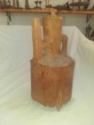 ''Eski çamlar bardak oldu'' atasözündeki bardak...Heykel gibi, üç ayaklı ahşap ibrik...Yörük işi , Osmanlı dönemi