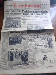 Cumhuriyet Gazetesi - 19 Şubat 1951 - Ortadoğu'nun Kalesi Yazan Abidin Daver Başmakale - Kore'de Türk Devriyeleri Dün 29 Km. İlerlediler Fotoğraf - Yeni Bütçe Müzakerelerinde Bugün 15 te Başlanıyor - Kore'ye Girenlere Mesaj - Marshall Planı Türkiye Temsilcisi Mr. Russell Dior Türkiye'de Fotoğraf - Elçiler Konferansının İkinci Safhası Başlıyor - İran Şahı Mohammed Rıza Pehlevi Süreyya İsfendiyar İle Tahran'da Evlendi - Süreyya İsfendiyar'ın Gelinliğini Christian Dior Dikti Fotoğrafı - Tan Matbaasında Yangın - Vasfi Rıza Zobu'nun Bir Mektubu - Bahar Yazdan Sonra Geldi Nakleden Vahdet Gültekin Yazı Dizisi - Telefonlarımız Yazan Burhan Felek Köşe Yazısı - Kore'den Türkiye'dekilere Mektup - Türkiye'den Koredekilere Mektup - Udi Hrant Topluluğu Pangaltı İnci Sinemasında - İstanbul Ankara Radyosu Programı - Orion Radyoları - Fenerbahçe Beşiktaş 1 1 Berabere Kaldılar Fotoğraf - Dünkü Maçta Kamil Kafa İle Fenerbahçe'nin Golünü Atarken Fotoğrafı - Cumartesi Yapılan Boks Maçlarının Tenkidi