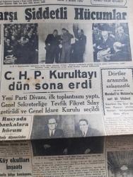 Cumhuriyet Gazetesi - 5 Aralık 1947 - Kurultay Sonu Notları Yazan Nadir Nadi Başmakale - Recep Peker'e Karşı Şiddetli Hücumlar - CHP Ve Demokrat Parti Organlarında Sert Ve Ağır Yazılar Başladı - Ulus Gazetesinin Yaptığı İfşaata Bugün De Devam Ediyor - CHP Kurultayı Dün Sona Erdi - CHP Kurultayındaki Seçimlerden Fotoğraflar - CHP'nin Yeni Genel Başkan Vekili Hilmi Uran Ve Şükrü Saracoğlu Fotoğraf - Köy Okulları İnşaatı - Verem Aşısı - İstanbul'un Et İşi Hallediliyor - Penisilin'in Yeni ve Müthiş Rakibi BQX Yazan Doktor Kemal Saraçoğlu - Kaybettiğimiz Ses Faruk Kaleli Yazan İsmail Habib Sevük - Sarıyer Canlı Balık Kış Bahçesi - Filistin'de Dün Şiddetli Çarpışmalar Oldu- İbret Yazan Burhan Felek Köşe Yazısı - Ana Hakkı Filmi Taksim Sinemasında - Safiye Ayla Mefharet Yıldırım Perihan Altındağ Sözeri İçkili Kristal Salonunda - Bugünkü Radyo Programı - İnternetional Kamyonları - Philips Ampul - İstanbul Belediyesi Şehir Tiyatroları Dram Kısmında İki Başlı Kartal Komedi Kısmında İpekçi Merhum