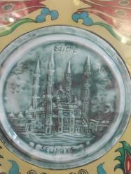 Edirnekâri süslemeli Selimiye Camii Çini  Sanatçı Nadir Adlı İmzalı.