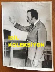 Efemera - YILDIZ KENTER'İN EŞİ ŞÜKRAN GÜNGÖR'ÜN ORİJİNAL BÜYÜK BOY FOTOĞRAFI - 24 x 18 cm EBADINDA - ŞÜKRAN GÜNGÖR AYAKTA ELİNİ KALDIRIP KONUŞURKEN ÇEKİLMİŞ BİR KARE - kitantik - kitaLog