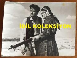 YILDIZ KENTER'İN ORİJİNAL BÜYÜK BOY FOTOĞRAFI - 24 x 18 cm EBADINDA - YILDIZ KENTER ve GÖKSEL ARSOY ''İSYANCILAR (1966)'' ADLI FİLMDE AYNI KAREDELER