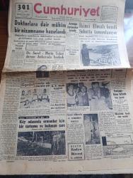 Cumhuriyet Gazetesi - 10 Aralık 1954 - Vuzuh Lazım Cumhuriyet Başmakale - Doktorlara Dair Mühim Bir Nizamname Hazırlandı - İkinci Elmalı Bendi Şubat'ta Tamamlanıyor - Doktor Mükerrem Sarol ve Metin Toker Davası Ankara'da Başladı - Finlandiya Milli Güreş Takımı Geldi - Yanan Ormanlarda 50 Gün 10 Röportajı Yapan Yaşar Kemal Yazı Dizisi - Bir Lise Öğrencisi Beyoğlu'nda Banka Soydu - 6. Kore Birliğimiz Hazırlanıyor - Müzelerde Harap Olan Eserler - Faik Yargıcının Dispanseri Kapatılıyor - Eti Ucuzlatmak İçin Sigaraya Zam Teklifi - Kapalıçarşı Yangınında Zarar Görenlere Yardım - Lapçin Der Ki Yazan Burhan Felek Köşe Yazısı - Basketbolda Galatasaray İle Denizcilik Yüzme İhtisas Maçı - Amatör Birinci Üçüncü Kümelerde Puan Durumu - Zoraki Diplomat Yazan Yakup Kadri Karaosmanoğlu Yazı Dizisi - Memnu Meyva Filmi Alkazar - Tarihe Geçmiş Büyük Aşklar Tutankamon Ve Nefertitinin Kızı Çeviren Mazhar Kunt Yazı Dizisi - Vasfi Rıza Zobu Boş Zamanlarında Ne Yapar Röportajı Yapan Reşad Enis - Buz Çağı