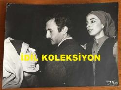KENTER TİYATROSU SAHNESİNDEN ORİJİNAL BÜYÜK BOY FOTOĞRAF - 24 x 18 cm EBADINDA - KENT OYUNCULARI ''ÖLÜMÜ YAŞAMAK'' ADLI ESERDE KAN DAVASI KONUSUNU İŞLEDİLER, KADRİYE KENTER, MUSTAFA ALABORA ve MÜBECCEL VARDAR BU OYUNDA AYNI KAREDELER, 7 ŞUBAT 1983 - STÜDYO ULVİ, FINDIKZADE