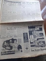 Cumhuriyet Gazetesi - 11 Aralık 1954 - Yeni Bir Çıkmaz Olmasın Yazan Nadir Nadi Başmakale - Amerikan Kongresi Atom Komitesi Ankara'ya Geliyor - Türk Arap Münasebetlerine Dair Fuat Köprülü'nün Beyanatı - 10 Senelik Milli Sağlık Programı - Postada Büyük Bir Hırsızlık - Yanan Ormanlarda 50 Gün 11 Röportajı Yapan Yaşar Kemal Yazı Dizisi - Levent'te 264, Koşuyolunda 145 Evin İnşaatı Bitti - Hamlet Hanımlar Yazan A. Adnan Adıvar - Avrupa Birliği Genişleyecek Mi - Üniformalı Casuslar Yazan Ömer Sami Coşar - Meşhur Orkestra Şefi Armani Öldü - Dayak Faslı Yazan Burhan Felek - Türk Fin Millî Güreş Takımları Karşılaşıyor - Galatasaray Kulübü Kongresi - Basketbol Lig Maçları Başlarken Yazan Cem Atabeyoğlu - İstanbul Ankara Radyosu Programı - Beşiktaş Adalet Maçı - Zoraki Diplomat Yazan Yakup Kadri Karaosmanoğlu Yazı Dizisi - Tarihe Geçmiş Büyük Aşklar Romeo Ve Juliet Çeviren Mazhar Kunt - Edison Ampül - Meral Polat Güler Can Celal Adanalı Cazibe Temiziçli Küçük Bebek Yalı Gazinosunda - Altın Evler