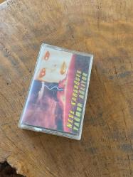NEŞE KARABÖCEK - YAĞMUR AĞLIYOR - KASET