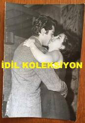 BEYAZ PERDENİN PRENSİ, YEŞİLÇAM'IN YILDIZ OYUNCUSU SALİH GÜNEY'İN ORİJİNAL FOTOĞRAFI - 18 x 12 cm EBADINDA - SALİH GÜNEY GENÇ BİR KIZLA ÖPÜŞÜRKEN