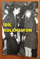 BEYAZ PERDENİN PRENSİ, YEŞİLÇAM'IN YILDIZ OYUNCUSU SALİH GÜNEY'İN ORİJİNAL FOTOĞRAFI - 18 x 12 cm EBADINDA - SALİH GÜNEY 1960'LARDA BİR EĞLENCE MEKANINDA GENÇ BİR KIZLA KARŞILIKLI DANS EDERKEN